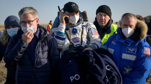 Vande Hei (centro), ayer, tras aterrizar en Kazajistán en una Soyuz