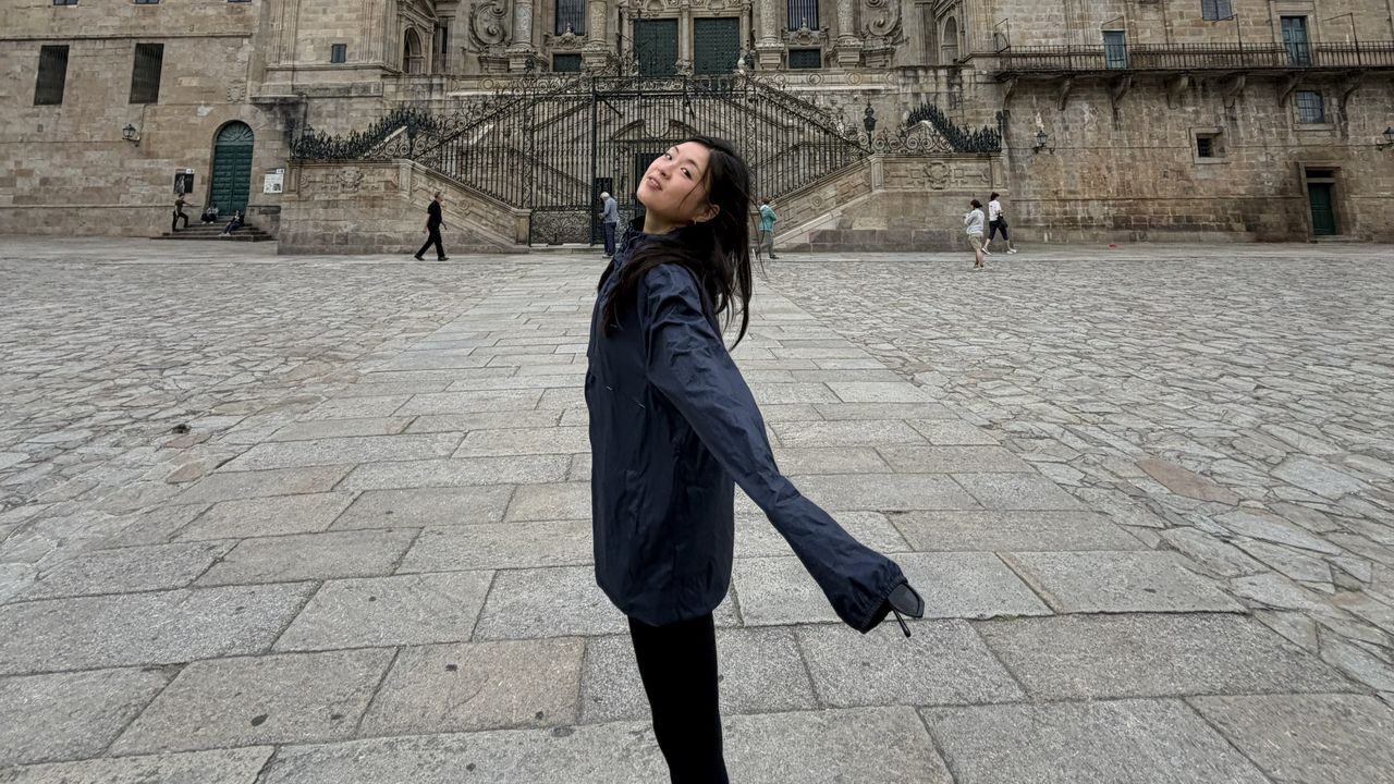 Kurum posa a su llegada a la plaza del Obradoiro