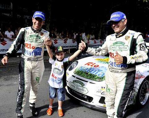 Los hermanos Vallejo, despus de ganar el Rally de Ferrol en el mes de agosto. 