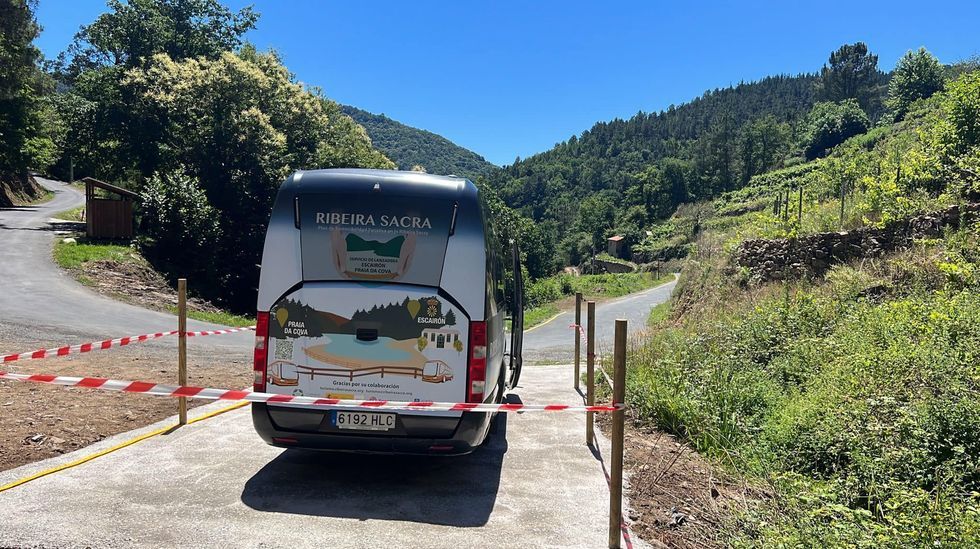 El Da de Peas de Boiro regresa a A Cachada por todo lo alto.El bus lanzadera, iniciativa del consorcio de turismo, en la carretera de A Cova