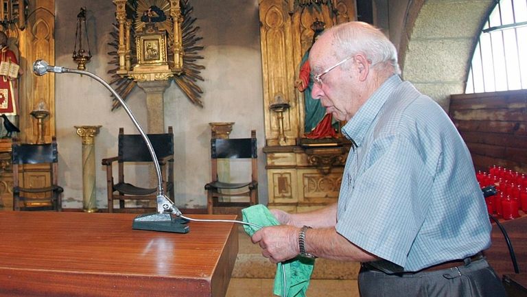 Evaristo Mallón, en el 2006, después de que un incendio afectase a la iglesia de San Vicente de Vigo, en Carral