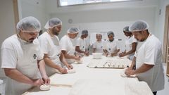 Participantes en uno de los cursos de formacin, para aprender a hacer pan de Cea, en el horno A boa migalla