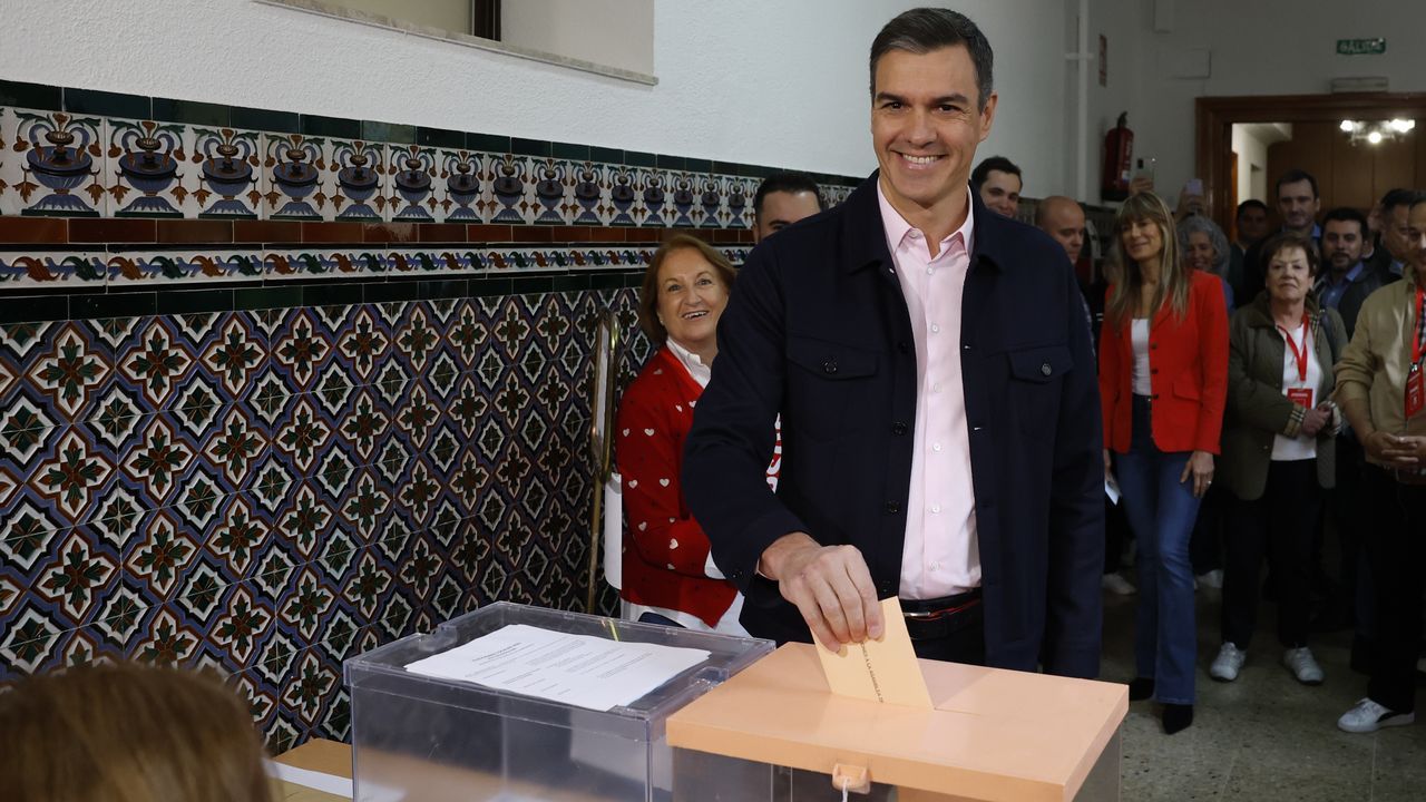 Asi se vivi la noche electoral en Pontevedra.El presidente del Gobierno, Pedro Snchez, votando este domingo en su colegio electoral de Madrid