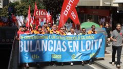Trabajadores y sindicatos del sector manifestndose de esta maana en Compostela