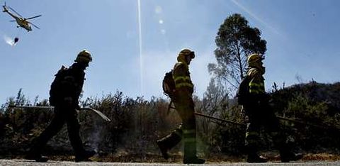 Siete brigadas de la Xunta y el servicio de Protección Civil se coordinaron para la extinción de las llamas en Luou.