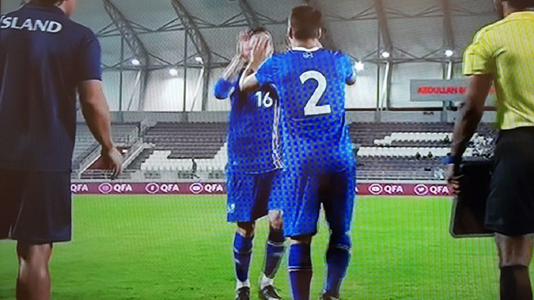Diegui Johannesson en el momento de saltar al campo con Islandia
