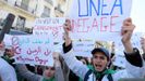 Estudiantes argelinos muestran pancartas en protesta contra el aplazamiento de las elecciones, un día después del anuncio de Buteflika de no optar a un quinto mandato