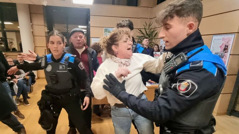 Aprobada la subida de la basura en O Morrazo con bronca e intervención policial