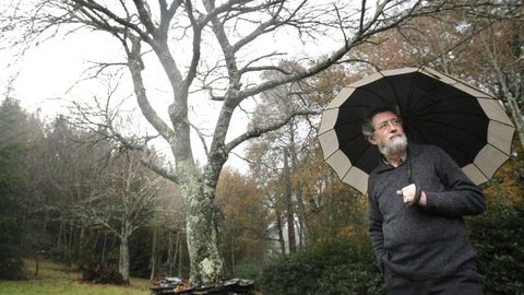 Darío Xohán Cabana paseando xunto á súa casa en Romeán