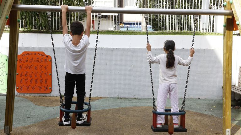 Los concellos no retribuyen el permiso parental de ocho semanas, a la espera de que se regule