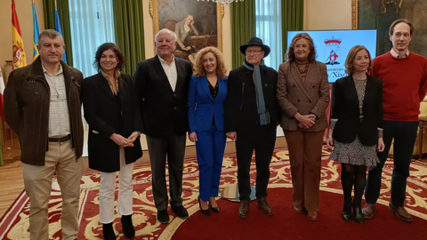 Presentacin en el Ayuntamiento de Gijn del concierto solidario del grupo 'Mscles' a favor de la Cocina Econmica.