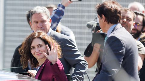 La presidenta de la Comunidad de Madrid, Isabel Díaz Ayuso, saluda tras visitar un centro de salud en Navalcarnero