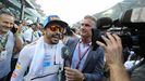 Fernando Alonso responde a una entrevistas en el circuito de Yas Marina