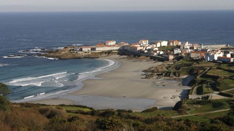 Caión con su playa. Es la perla costera de A Laracha. Su playa y su paseo son un remanso. 