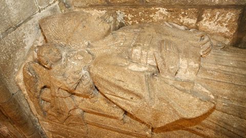 Sepulcro de Xohn Mario de Soutomaior, en el interior de la iglesia de Sobrn, cuyos restos fueron exhumados en busca de la huella gentica de Cristbal Coln