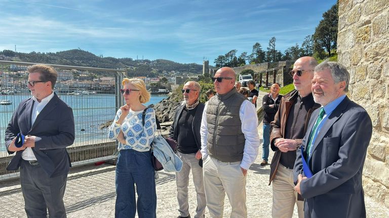 Baiona encarga a Lula Goce el mural del espigón de A Doca