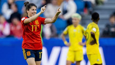 La jugadora asturiana Lucía García celebra uno de sus goles con la selección de fútbol ante Sudáfrica