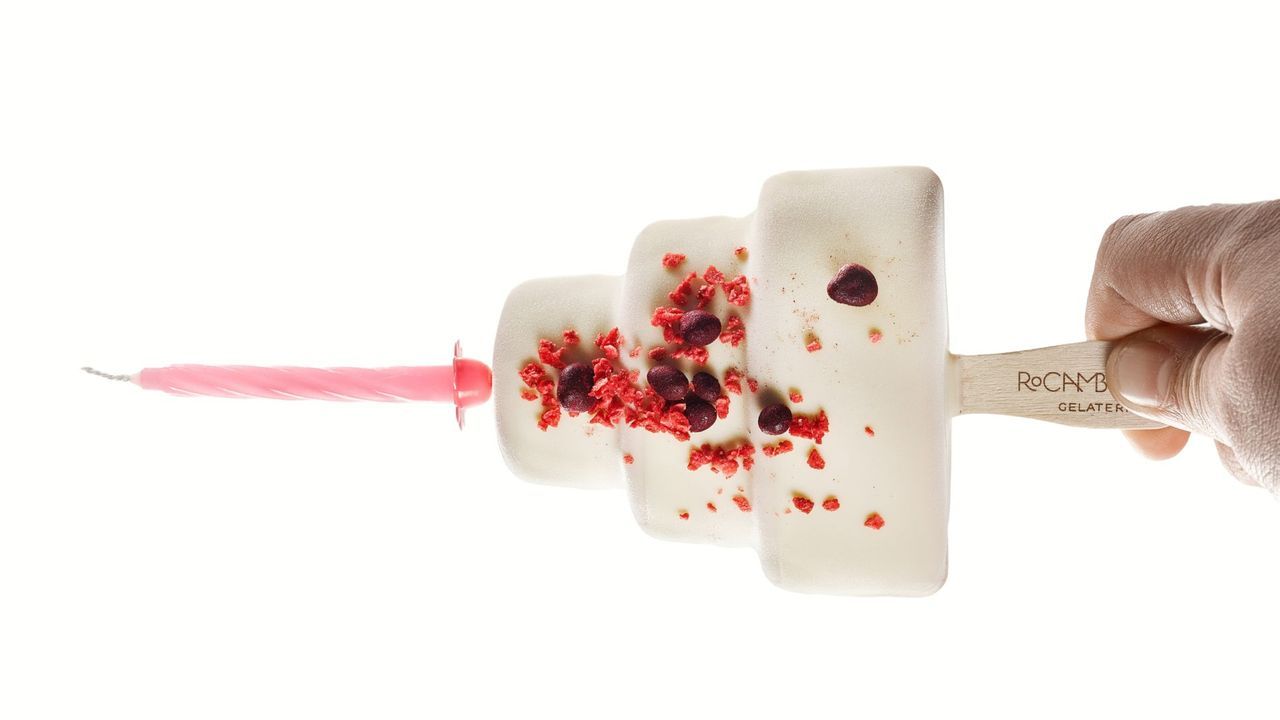 Un�camino sin caminantes.�lvaro y Jorge Pino ayudan a Suso Valverde a subir a la Cruz de Ferro en su handbike