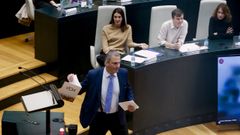 El concejal de Vox en el Ayuntamiento de Madrid, Javier Ortega Smith, abandona la tribuna de oradores en una sesin extraordinaria celebrada para reprobarle en el cargo.
