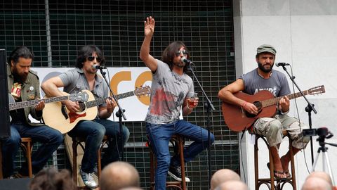 Herdeiros da Crus durante un concierto en formato acstico ofrecido en Betanzos.