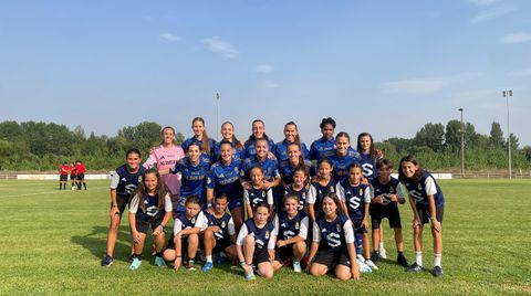 Las jugadoras del Real Oviedo femenino posan con las 14 ni�as del campus