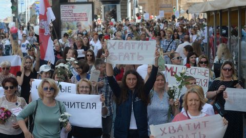 Docentes bielorrusos se manifiestan a favor de la oposicin, que califica como fraudulentas las elecciones del pasado domingo, y en contra de la violencia policial utilizada para contener las protestas