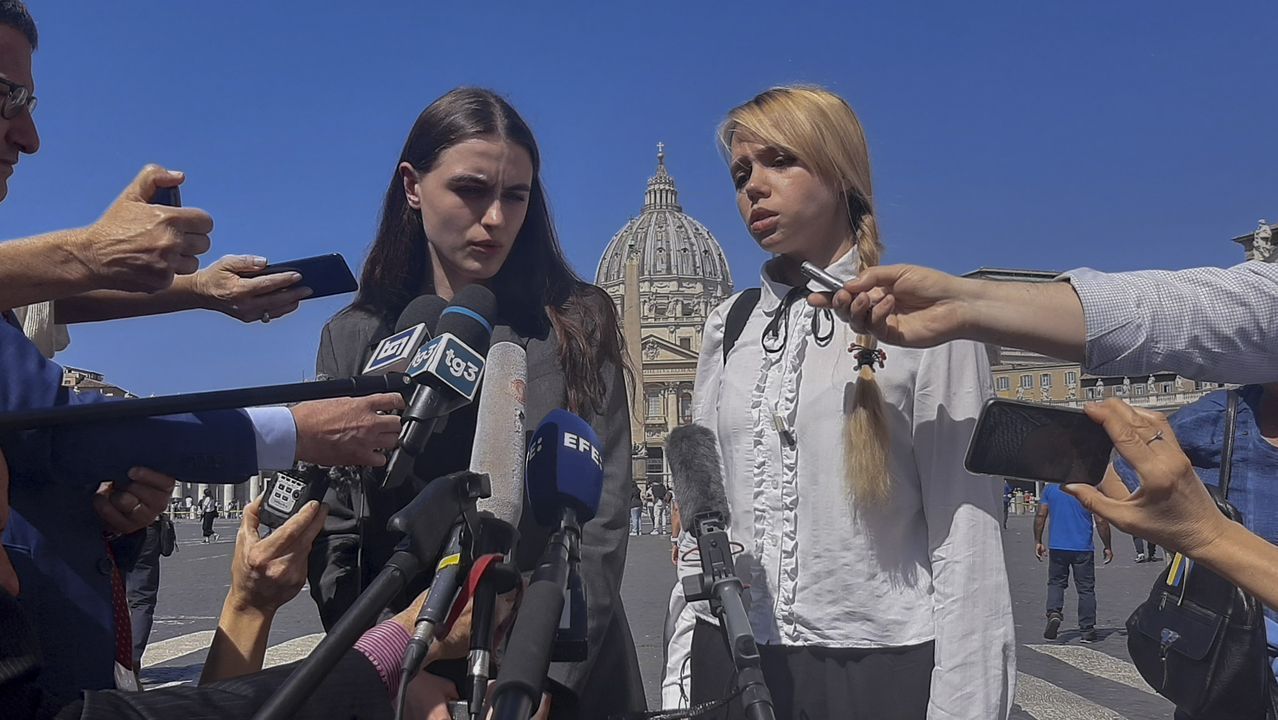 Yulia Fedosiuk y Katerina Prokopenko hablan con la prensa después de reunirse con el papa.