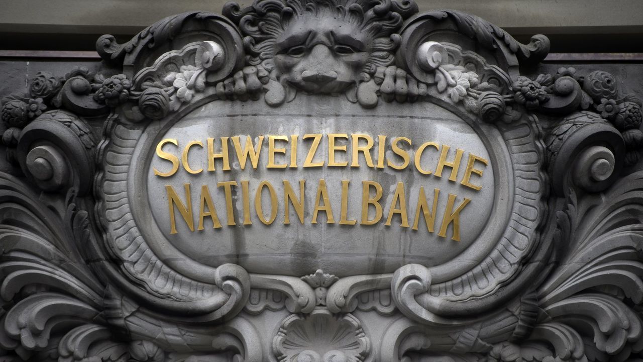 Un camino sin caminantes.Fachada del Banco Nacional de Suiza en Berna
