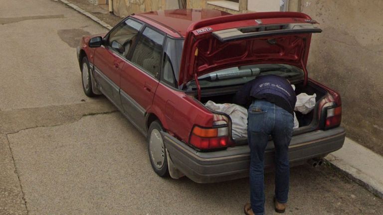 El presunto autor del crimen de Tajueco depositando los restos mortales en el maletero de su coche en una imagen captada por un vehículo de Google Street View a su paso el pasado octubre por esta localidad soriana.