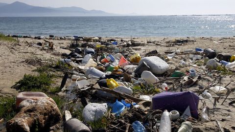 Playa, de Muros, llena de basura y plasticos, en una imagen del 2014