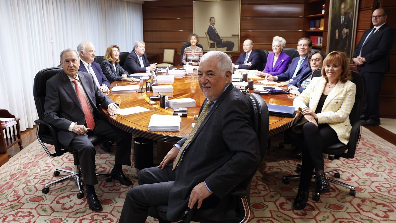 El presidente del Tribunal Constitucional C�ndido Conde-Pumpido (c), durante un pleno del Tribunal Constitucional