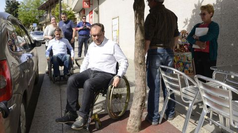 En silla de ruedas por Lalín. El candidato del PP de Lalín, José Crespo y su fichaje estrella, Salvador González, salieron en silla de ruedas «para vivir en propia carne o que vive un discapacitado».