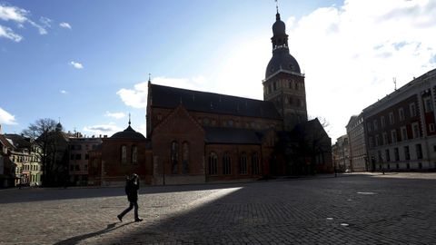 Un hombre camina por Riga, la capital de Letonia