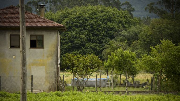 El bum de las piscinas alerta a concellos rurales pontevedreses por el gasto de agua: «Hai aldeas nas que teñen unha por casa»