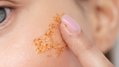 Exfoliante corporal compuesto por microplásticos.