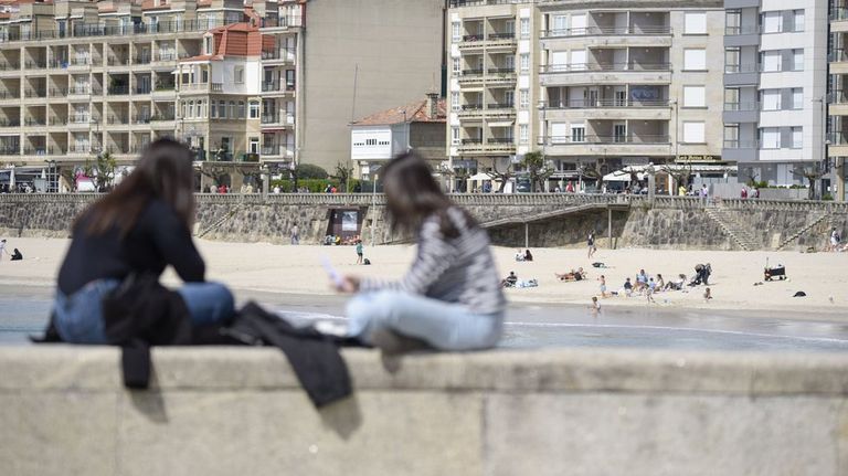 El sol acude a su primera cita turística del año en Sanxenxo