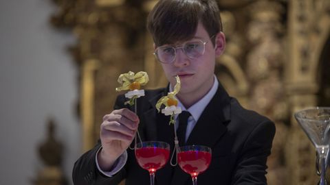 Bruno Gómez, preparando el cóctel que le sirvió para ser mejor joven barman gallego