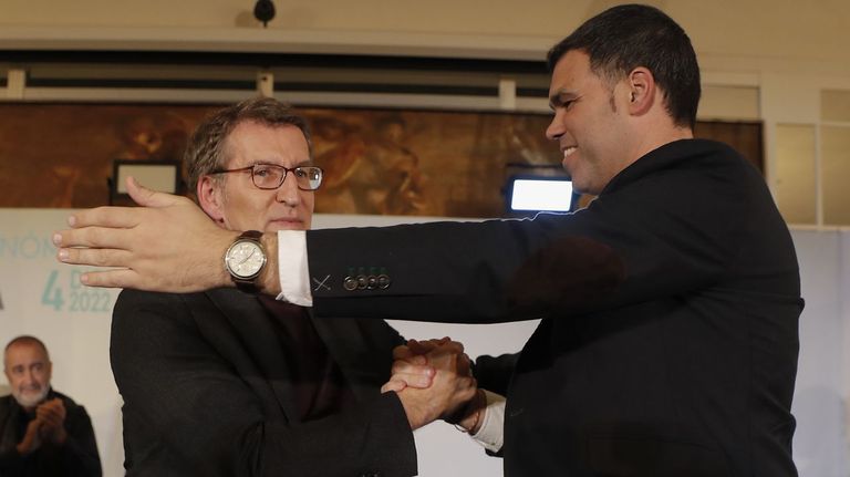 El presidente del PP, Alberto Núñez Feijoo, y el nuevo líder de los populares navarros, Javier García, este domingo en Pamplona 