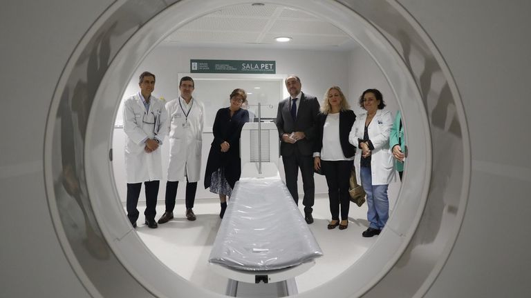 El conselleiro de Sanidade, Julio García Comesaña, visitó el PET en el CHUO.