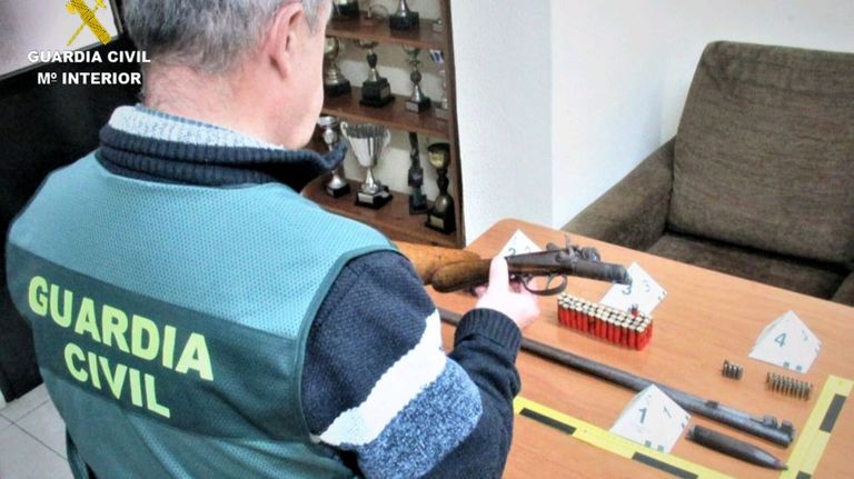La Guardia Civil de Sanxenxo incauta una escopeta a un detenido vinculado a un caso de presuntos malos tratos