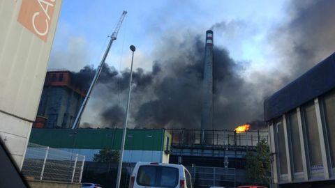 Imagen del incendio de las bateras de cok de Arcelor en Avils