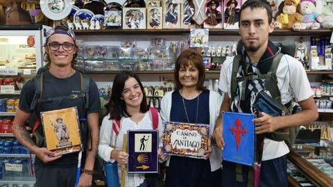 Joaqui, en su tienda de souvenirs en Carrión de los Condes, ejerce de «oficina de atención turística»