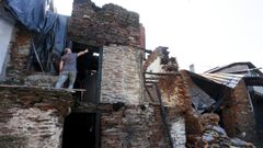 Ruinas de varias viviendas quemadas en la aldea de Vilar, un ao despus del incendio