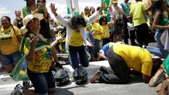 Partidarios del actual presidente de Brasil, Jair Bolsonaro, este sbado, durante una oracin organizada por los pastores evanglicos para pedir la reeleccin del candidato ultraconservador