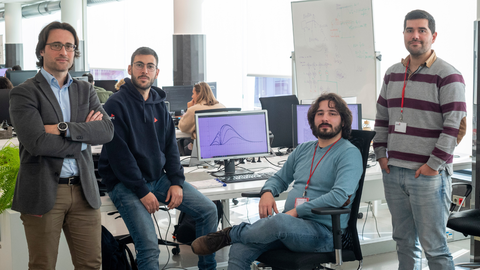Luis Pérez Freire, director de Gradiant (el primero por la izquierda) junto con el equipo del laboratorio de tecnología cuántica.