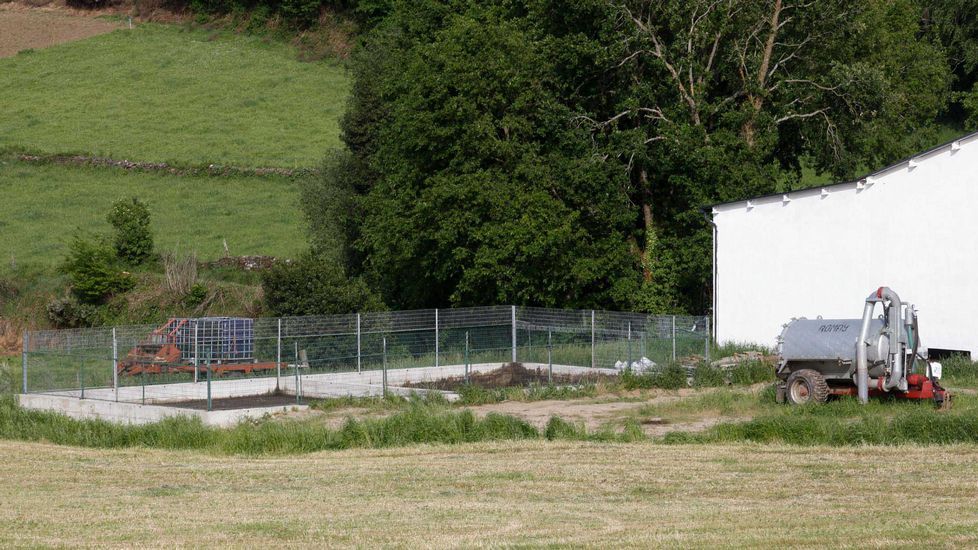 Un coche peque�o pasa a duras penas por la curva que est� entre una casa y la iglesia. 