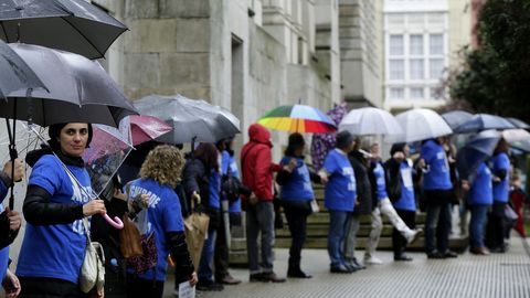 Concentracin de funcionarios de A Corua y Ferrol ante la sede del Tribunal Superior de Xustiza de Galicia, en A Corua