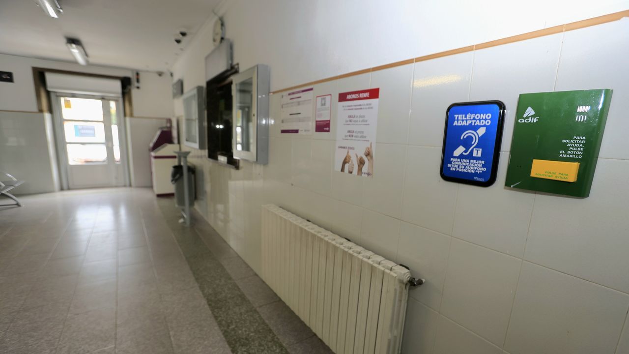 La estaci�n de Sarria cuenta con un interfono para comunicarse con el exterior, pero el d�a en que se qued� encerrado un vecino, nadie contest�