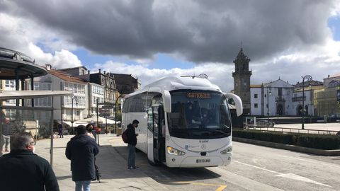 Imagen de archivo de un autobús recogiendo viajeros en la plaza García Naveira de Betanzos