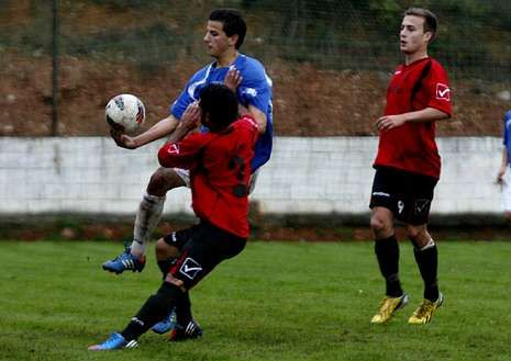 Rub�n y Anthony pugnan por un bal�n en el partido de ida en el Hermanos Somoza.